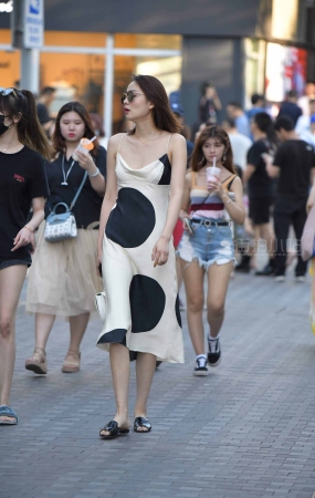 吊带裙大美女