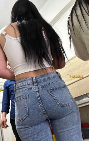 背心牛仔妹
