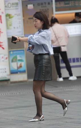 黑丝街拍少妇