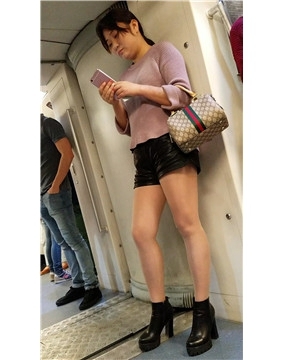 4k–地铁偶遇肉丝袜美腿皮短裤美女小姐姐