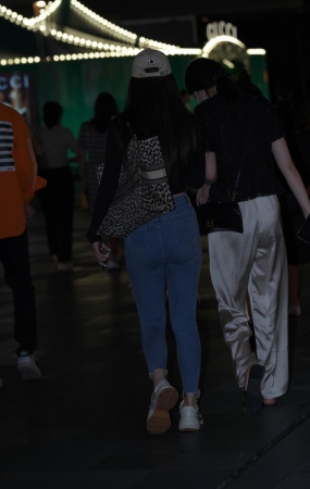 紧牛美眉