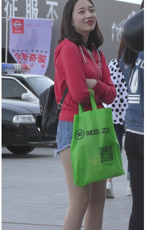 红衣牛仔短裤美女