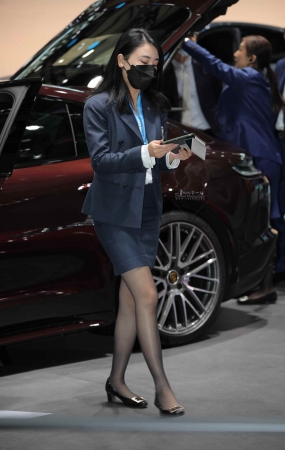 【街拍心灵】保时捷销售顾问黑丝美腿街拍高跟