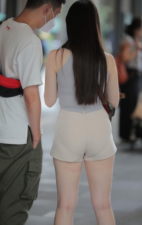 皮肤很白的热裤美女