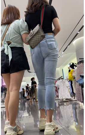 浅牛紧身美女
