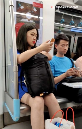 街拍地铁上的蓝色裙子小姐姐 [481 MB/mp4]