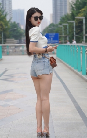 牛仔热裤美女
