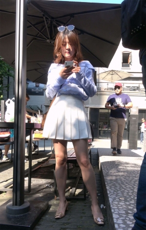白色短裙美眉