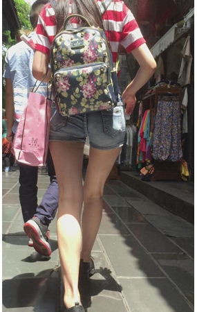 热裤牛仔妹子