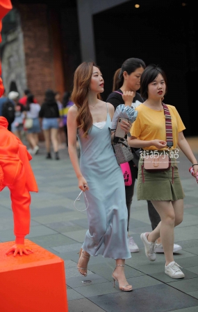 吊带长裙街拍美女