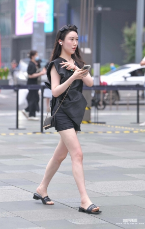 黑短裤拖鞋美女 22-05-31-91