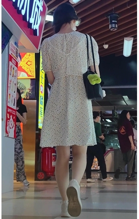白裙美女
