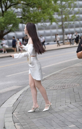 肤白貌美白裙小姐姐