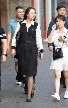 2546-16=52√街拍高挑黑丝平底鞋素人 10P