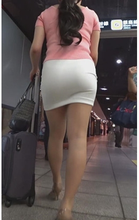 粉衣白色紧身包臀裙美眉