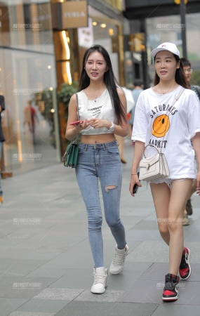 紧牛美眉
