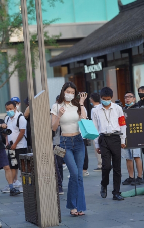 小姐姐简单的穿着 搭配出全是腿的效果