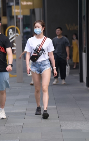 毛边牛仔裤小姐姐