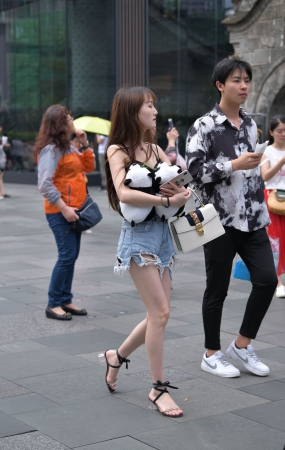 热裤，白嫩美腿的女友