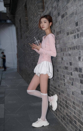 搭讪长筒袜苗条美眉