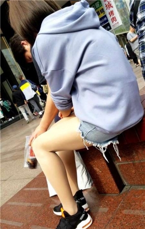 4K – 超级丝滑街拍肉丝热裤美腿美女