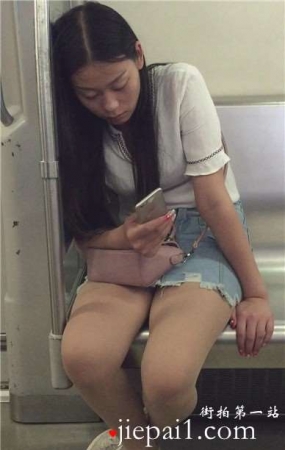 地铁上偶遇丰满妹子，看她好无聊的感觉。