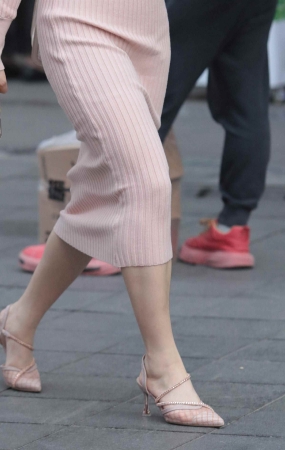 高跟街拍少妇