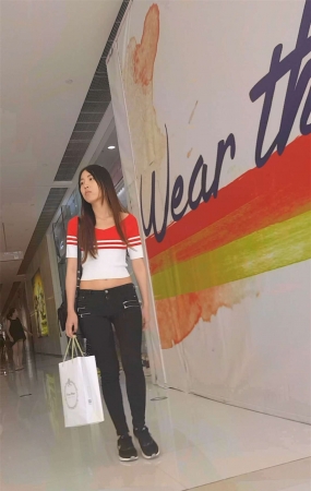 逛商场的长发美女黑色紧身牛仔裤性感翘臀