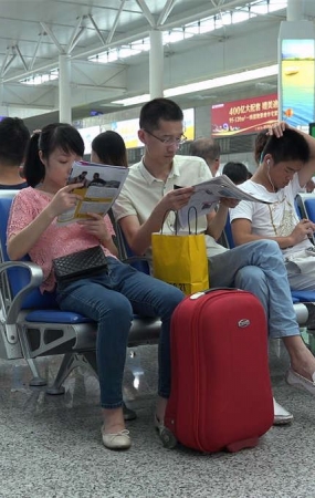 一双香艳的足底看的过往旅客纷纷驻足