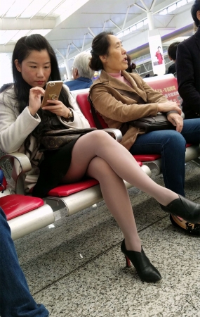 黑色高跟鞋性感街拍丝袜少妇