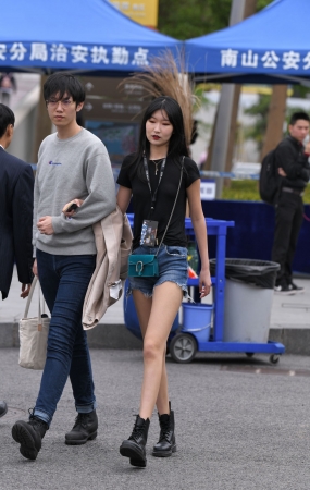 蓝色牛仔短裤小姐姐