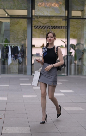 如此迷人的灰丝跟天高美女~