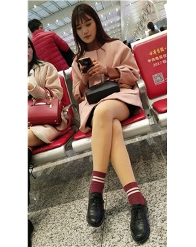 4k-候车室美腿丝袜女神姐姐跟闺蜜有说有笑