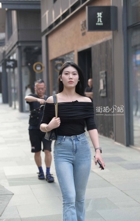 街拍露肩装大长腿牛仔美女