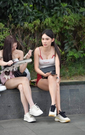 街拍长腿热裤闺蜜