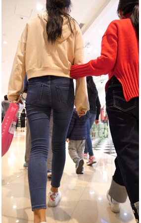 紧身牛仔裤小姐姐