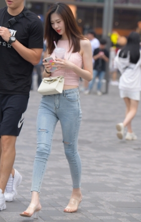 性感牛仔裤美女