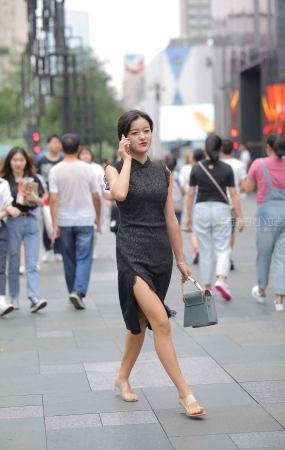 街拍气质开叉裙美女