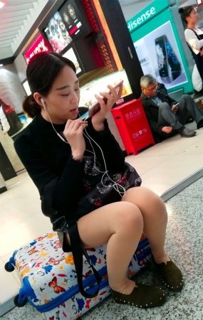 车站候车的肉色丝袜黑色皮短裤妹子