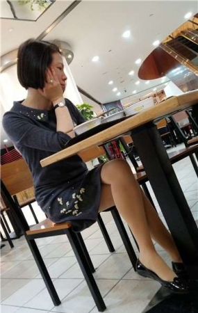 4k超清，餐厅吃饭拍摄美腿肉丝袜少妇