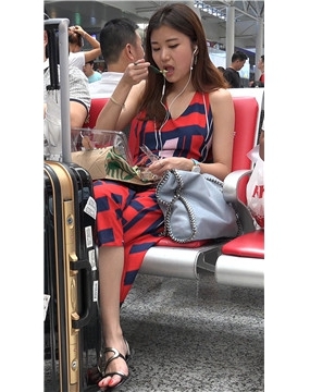 长发大眼MM的一双性感艳足
