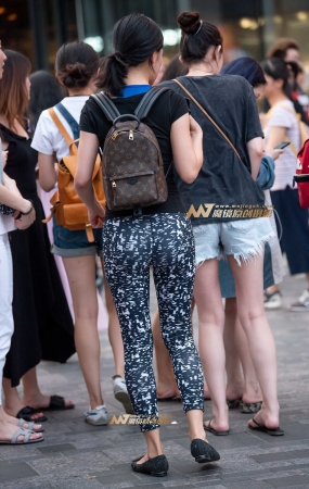 罕见的迷彩紧身翘臀少妇