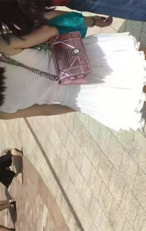 白色连衣裙气质美女