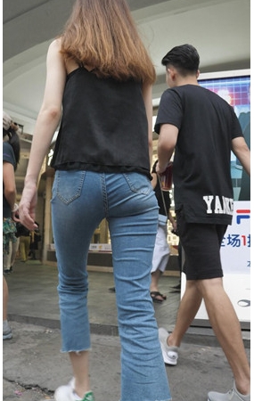 紧身牛仔裤小姐姐