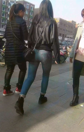 紧身牛仔裤美女姐姐