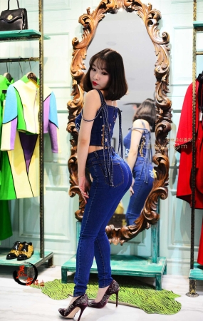11-7 翘臀美女