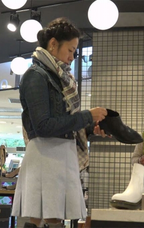肉色丝袜美女鞋店站着把鞋试