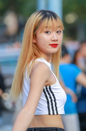 热裤美眉
