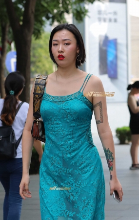 性感吊带裙少妇