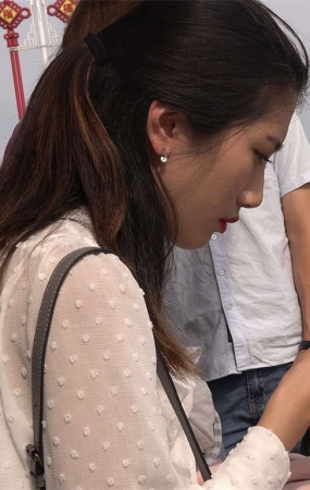公交站台等车的美足靓妹
